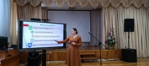 Наталья Андреевна беседует с учащимися СШ № 19