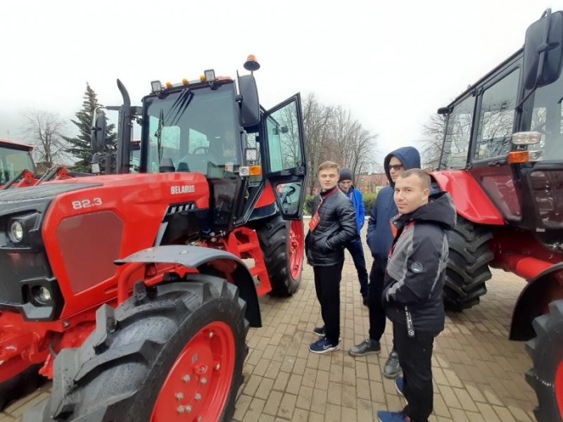 Преподаватели и студенты АМФ на Минском тракторном заводе