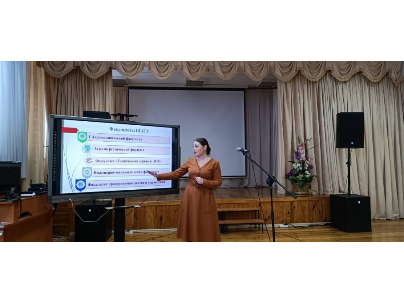 Наталья Андреевна беседует с учащимися СШ № 19