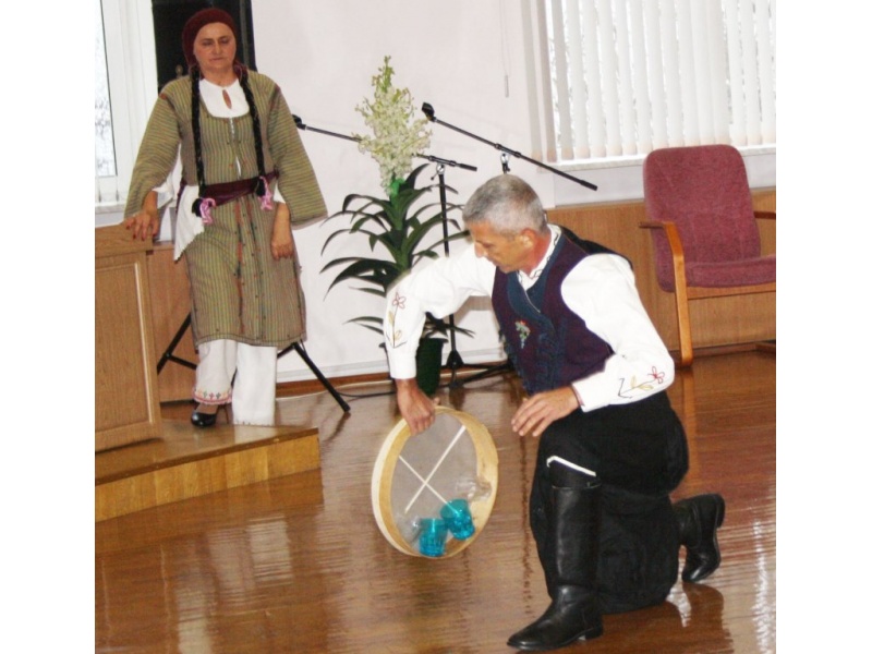 Традиционный мужской танец с таччой.