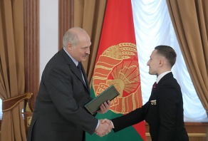 Президент Александр Лукашенко поздравляет Лаптева Геннадия