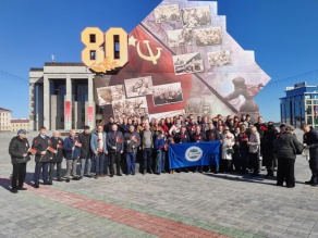 Возложение цветов к монументу Победы