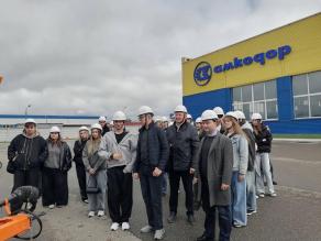 Практика на производстве: студенты изучили основы безопасности на заводе «АМКОДОР-СЕМАШ»