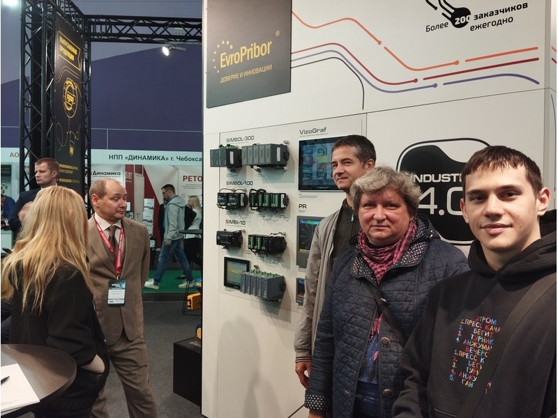 У стенда с контроллерами Simbol ООО НПЦ EvroPribor
