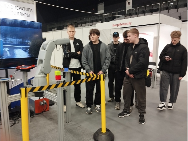 За изучением промышленного робота